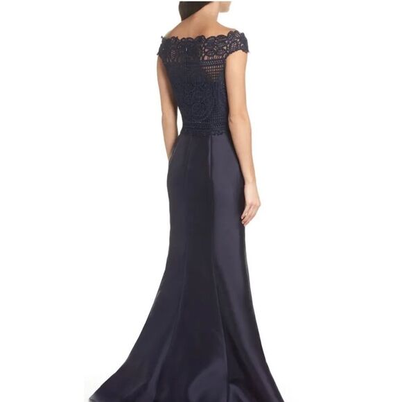 La FEMME Lace & Twill Mermaid Prom Gown
Navy Sz 8  NEW Retail $438 Pageant Party - Picture 14 of 16